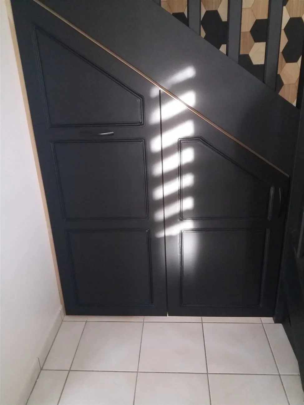 Placard sous escalier à Plomodiern (2023), après travaux