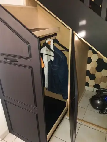 Placard sous escalier à Plomodiern (2023), après travaux