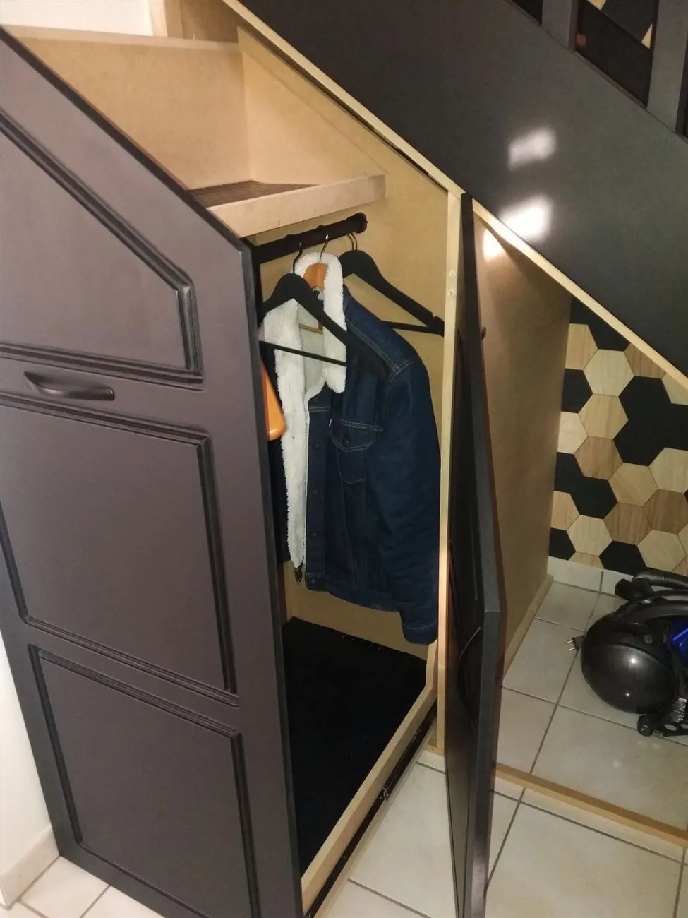 Placard sous escalier à Plomodiern (2023), après travaux