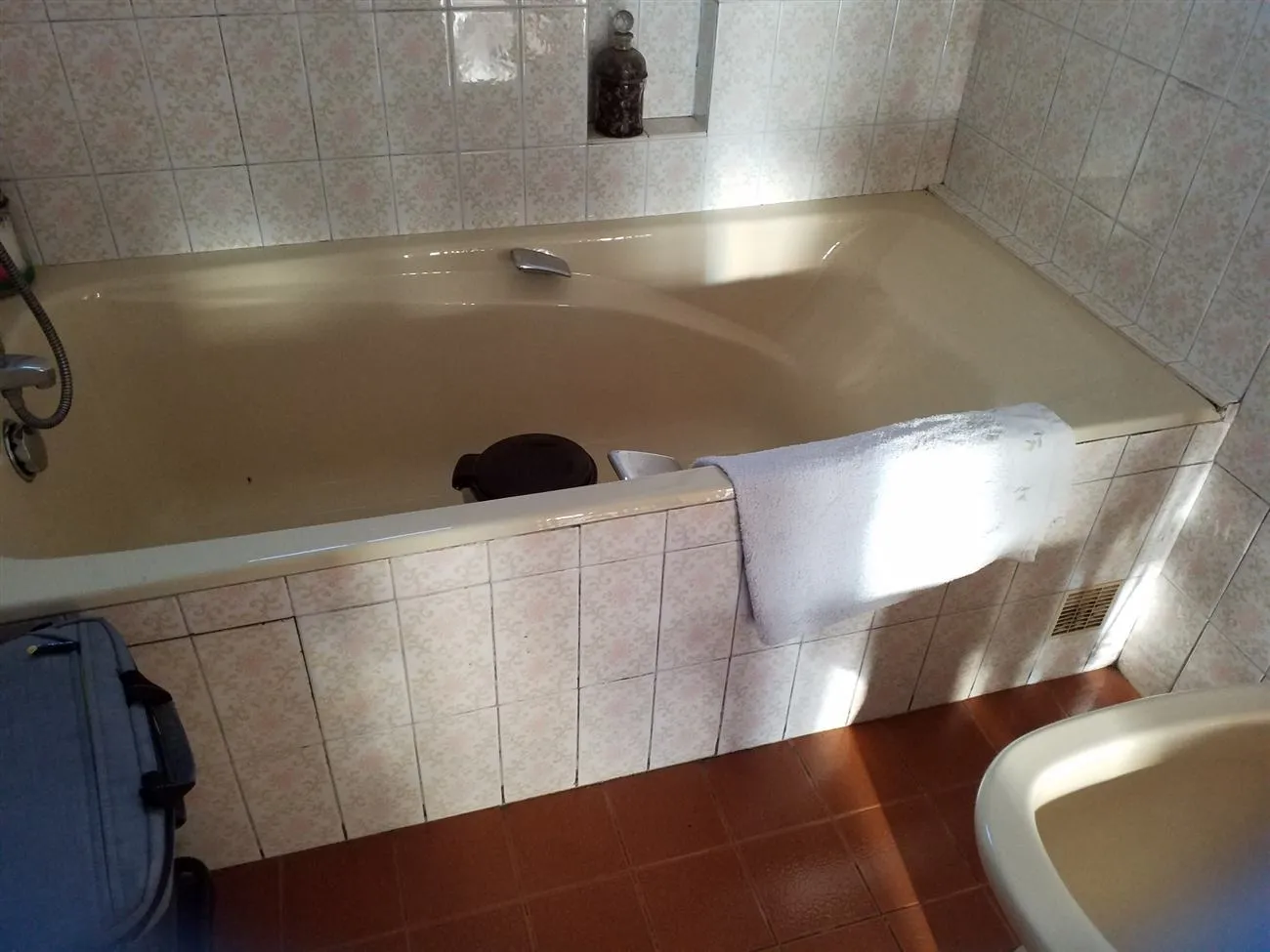 Douche PMR à Plomodiern (2022), avant travaux