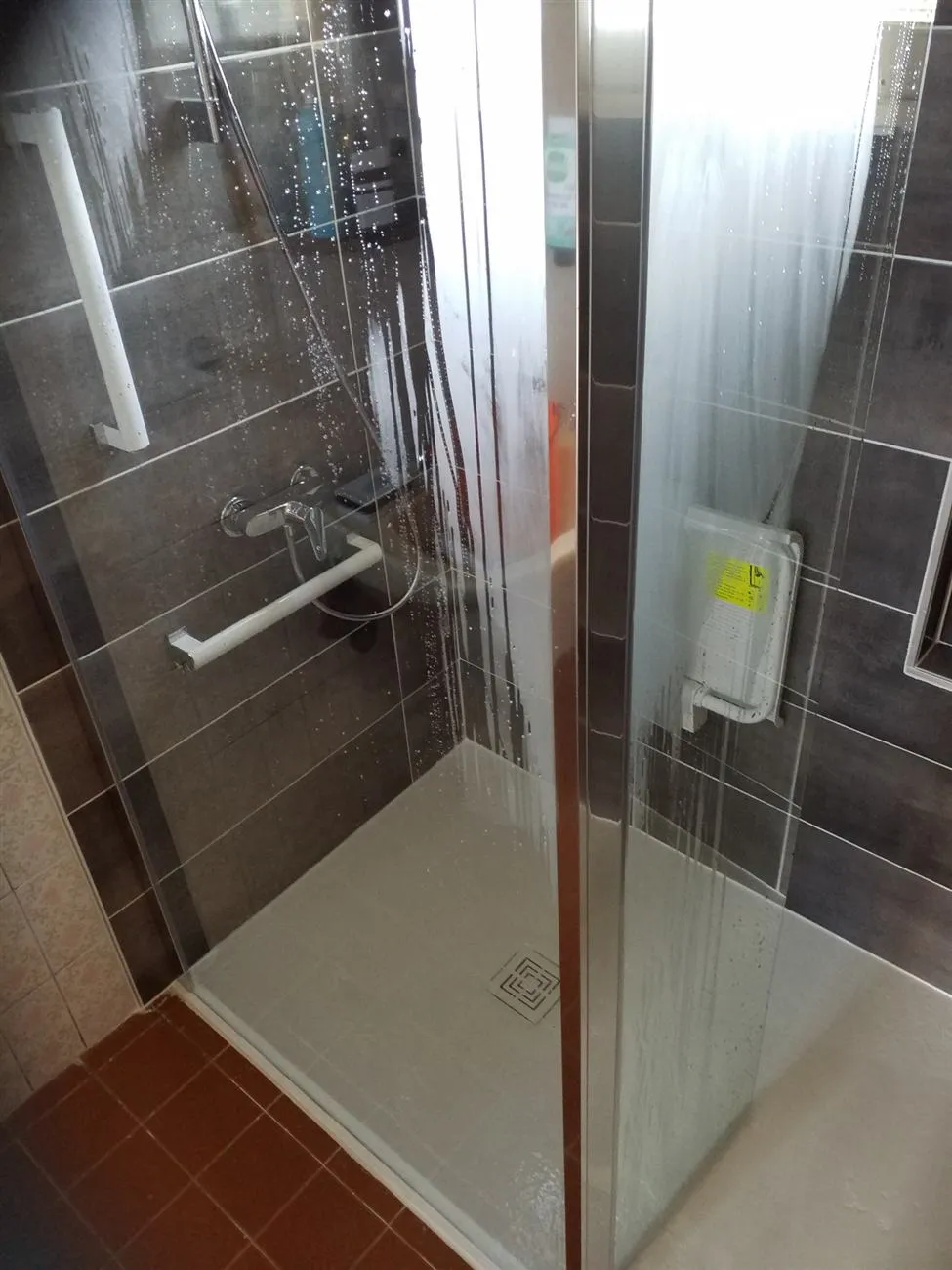 Douche PMR à Plomodiern (2022), après travaux