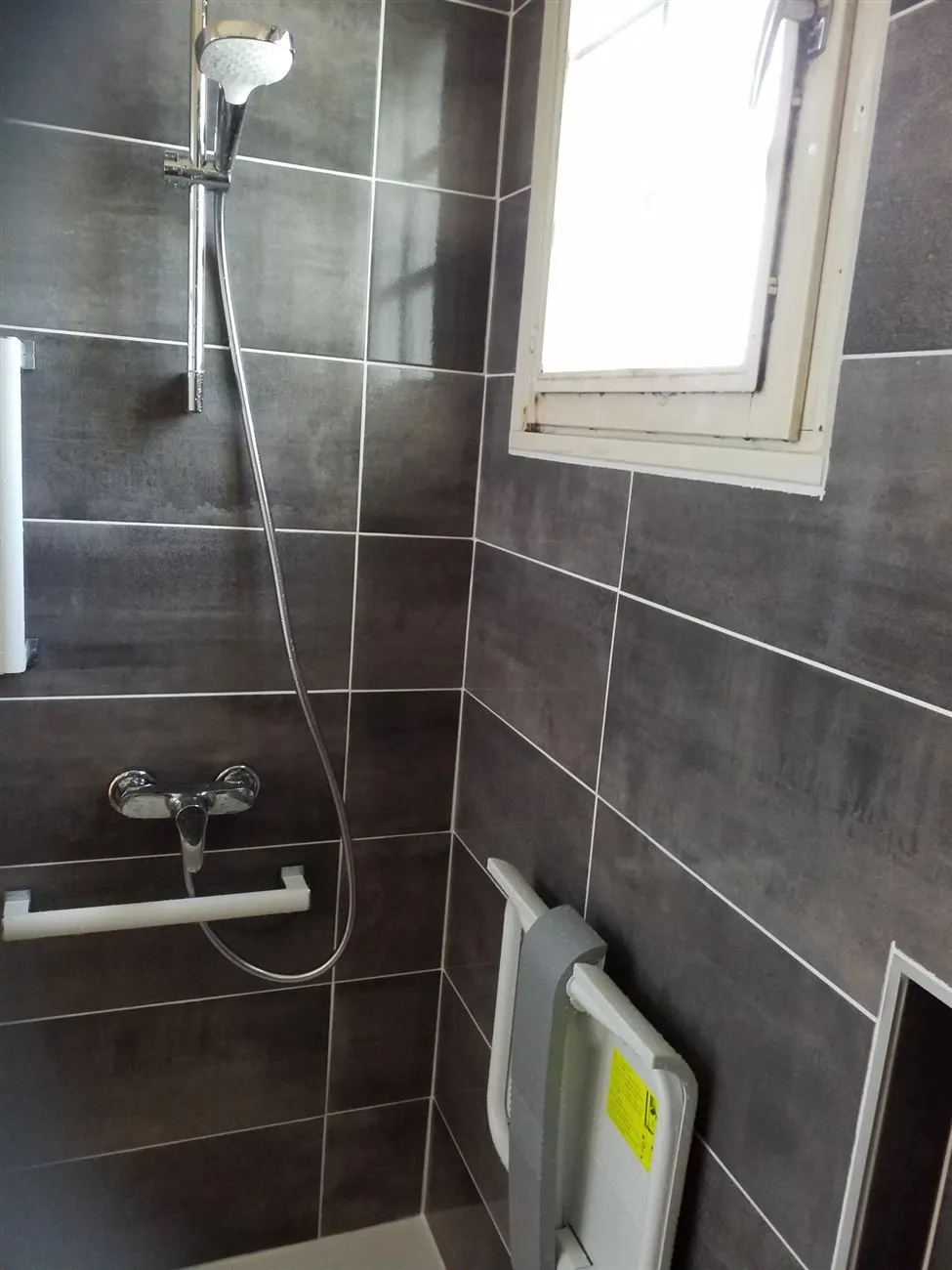 Douche PMR à Plomodiern (2022), après travaux
