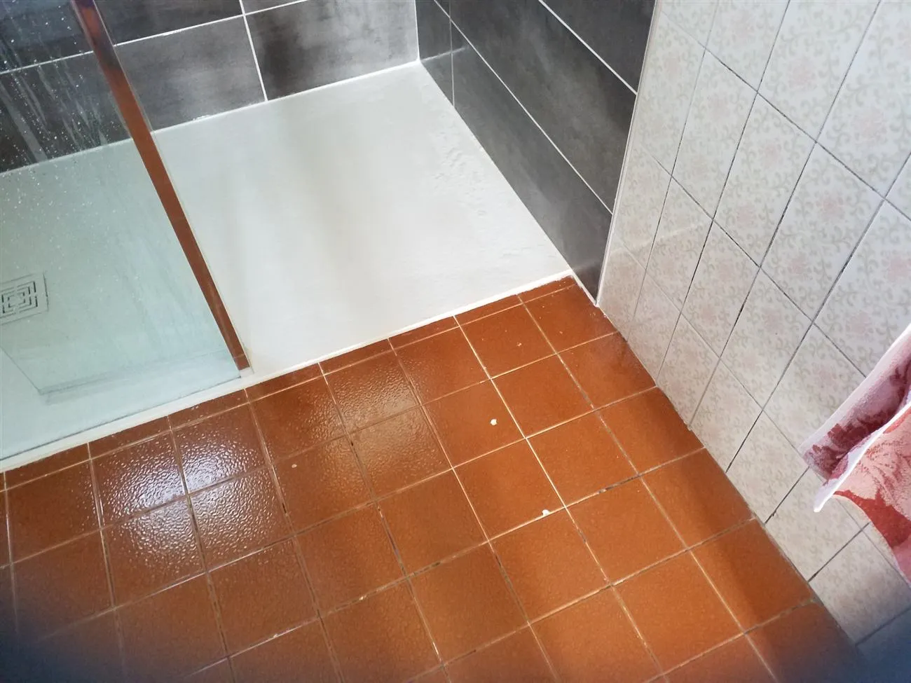 Douche PMR à Plomodiern (2022), après travaux