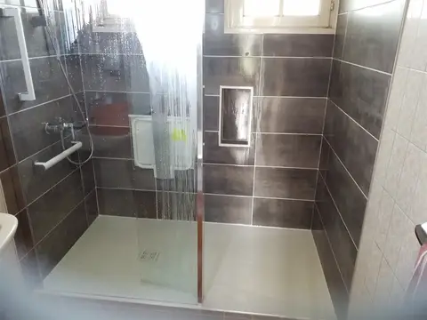 Douche PMR à Plomodiern (2022), après travaux