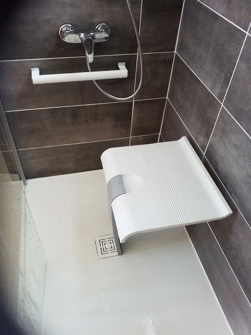 Douche PMR à Plomodiern (2022), après travaux