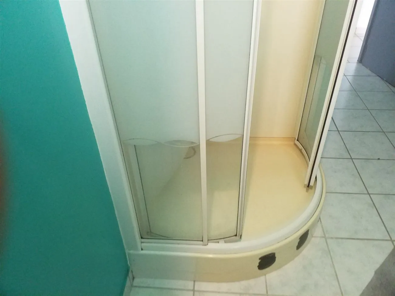 Douche PMR à Roscanvel (2023), avant travaux