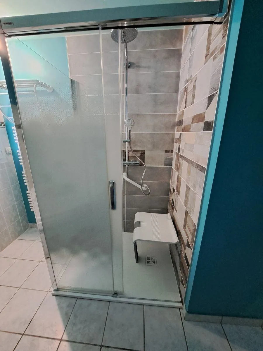 Douche PMR à Roscanvel (2023), après travaux