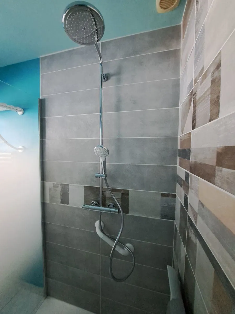 Douche PMR à Roscanvel (2023), après travaux