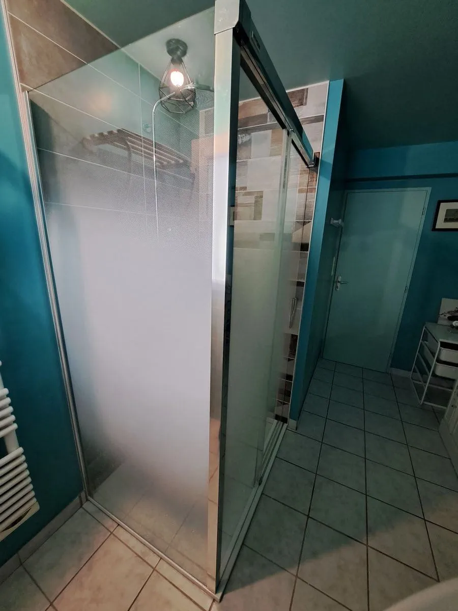 Douche PMR à Roscanvel (2023), après travaux