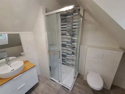 Salle d'eau sous les toits à Roscanvel (2023), après travaux