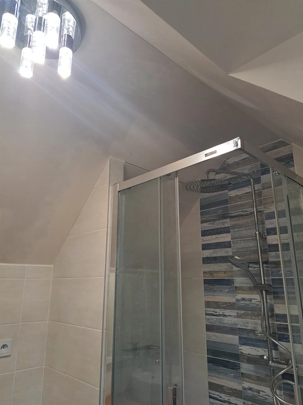 Salle d'eau sous les toits à Roscanvel (2023), après travaux