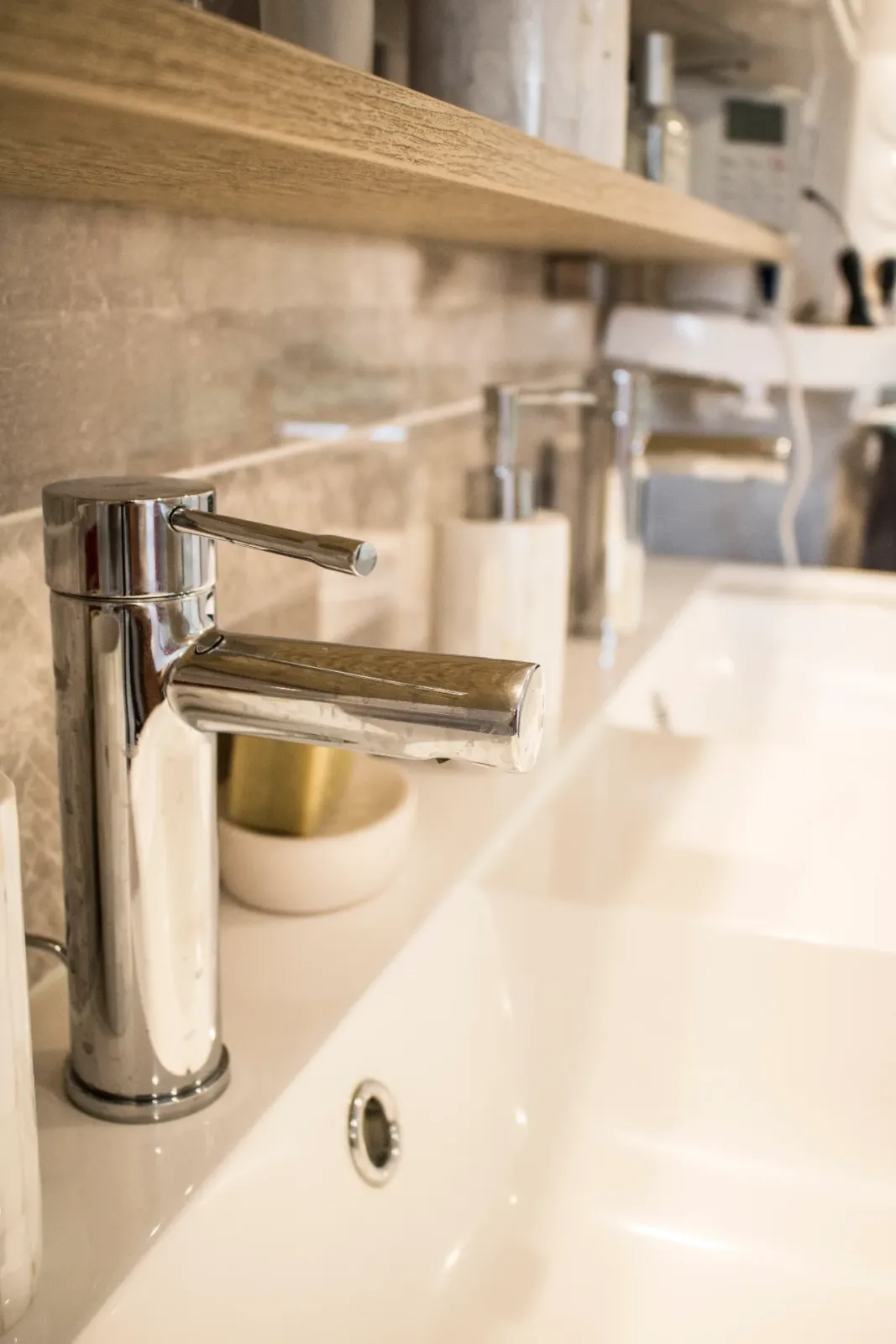 Salle d'eau grande douche. à Plomodiern (2019), après travaux