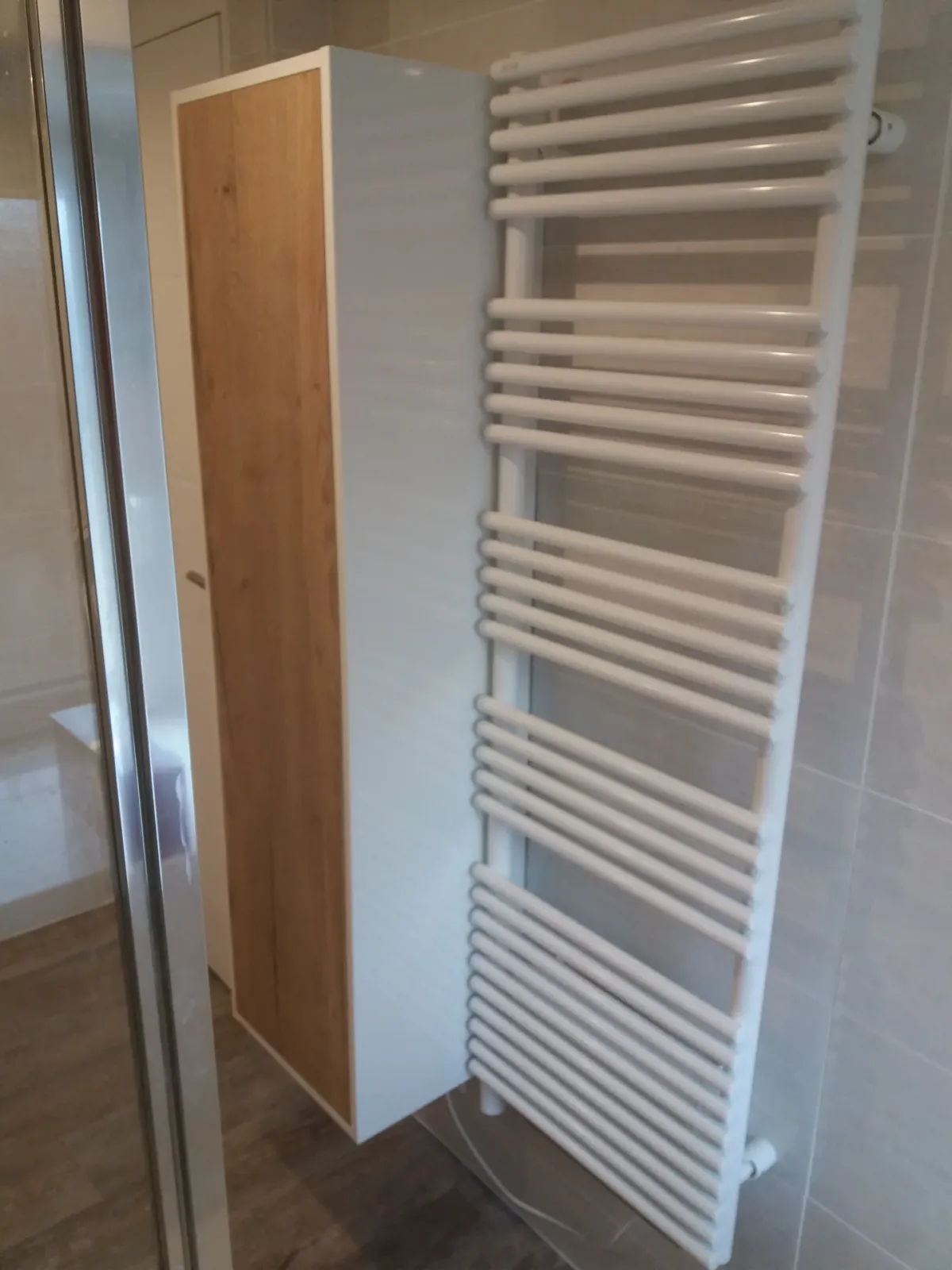 Salle d'eau grande douche. à Plomodiern (2019), après travaux