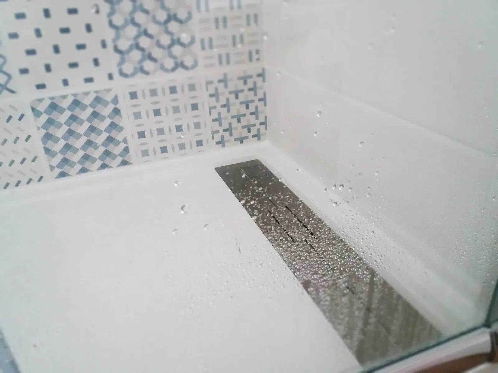 Mini salle d'eau. à Beg Meil (2018), après travaux