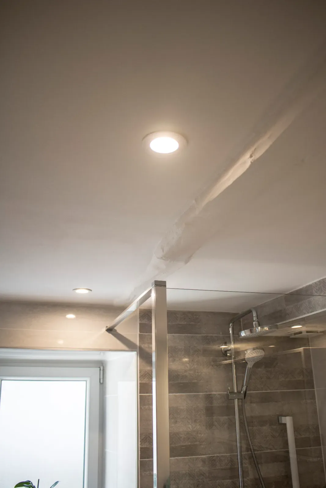 Salle d'eau grande douche. à Plomodiern (2019), après travaux