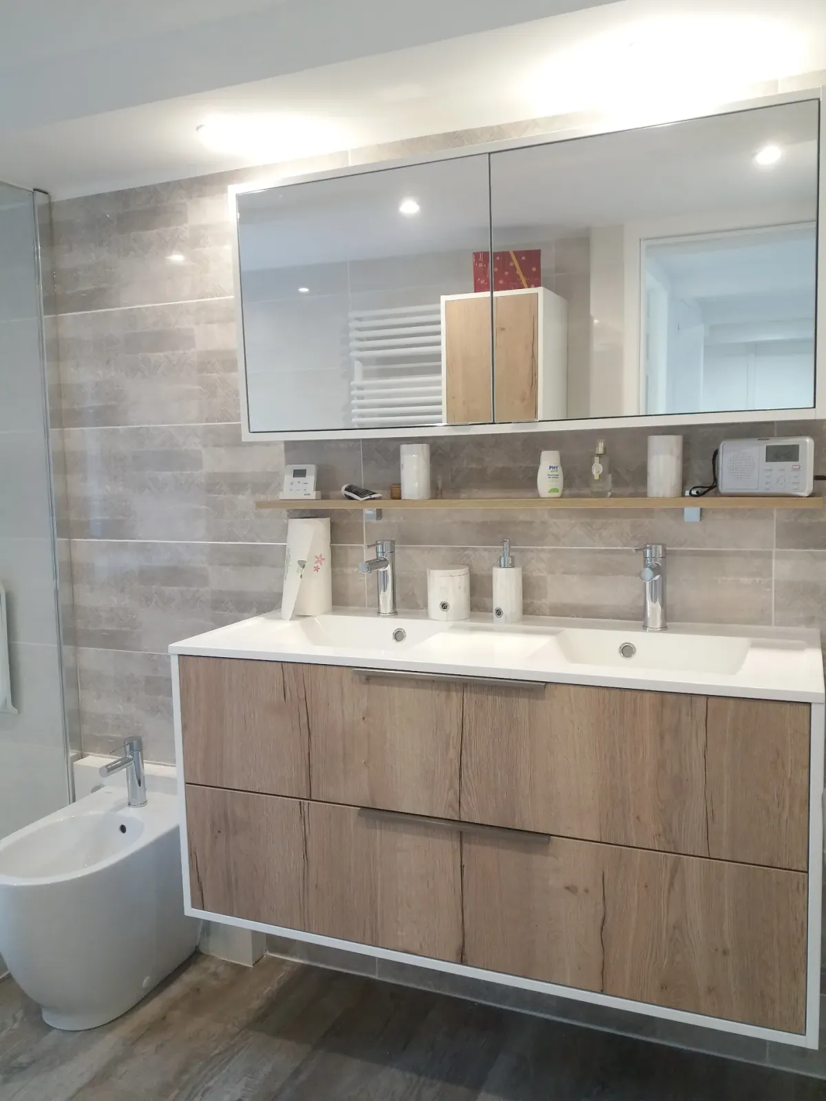 Salle d'eau grande douche. à Plomodiern (2019), après travaux