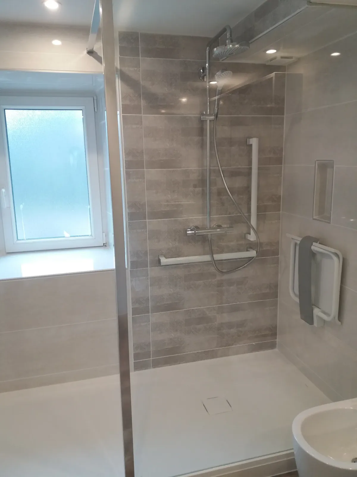 Salle d'eau grande douche. à Plomodiern (2019), après travaux