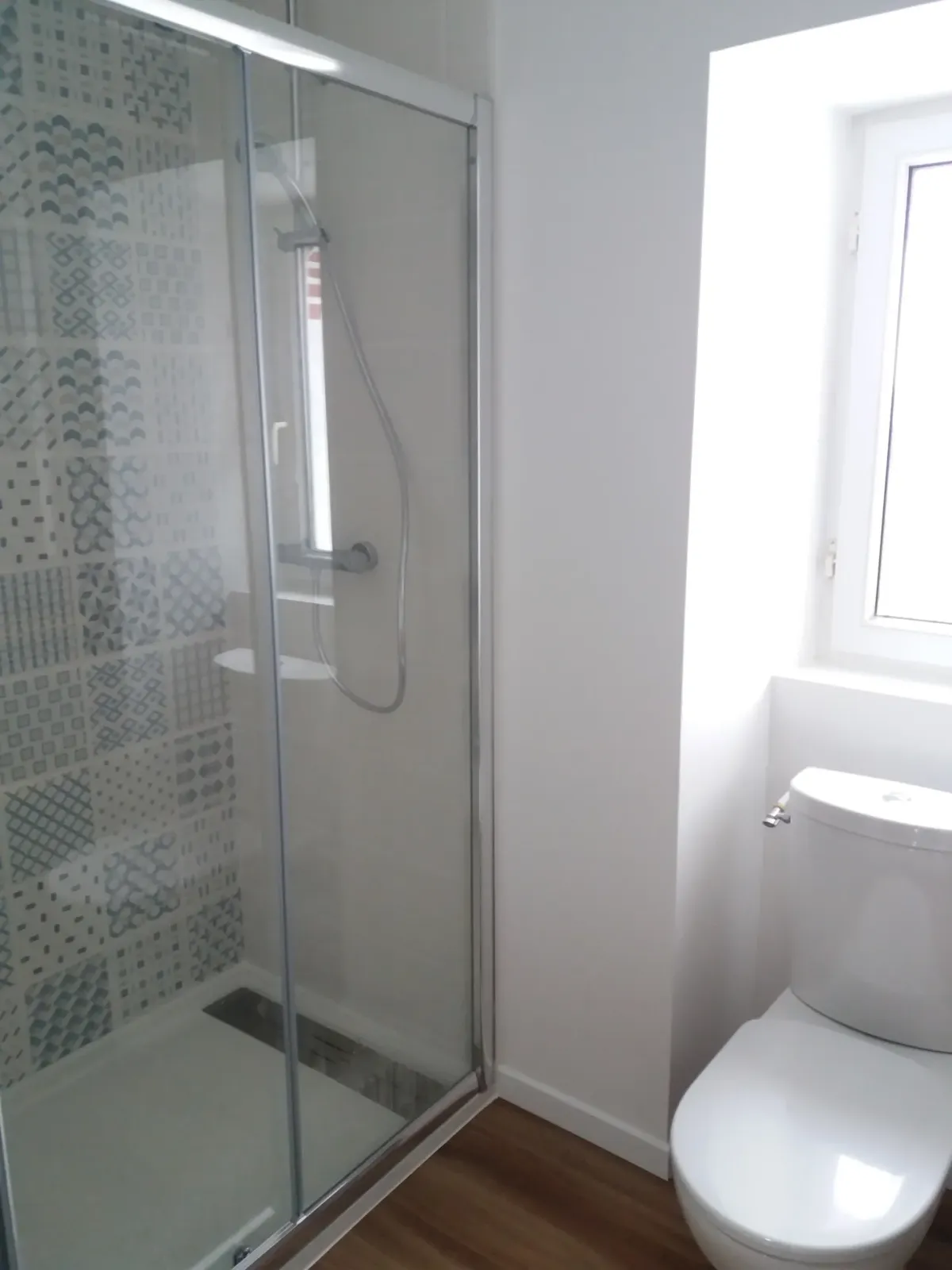 Mini salle d'eau. à Beg Meil (2018), après travaux