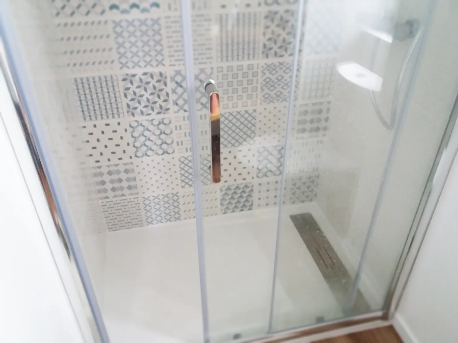 Mini salle d'eau. à Beg Meil (2018), après travaux