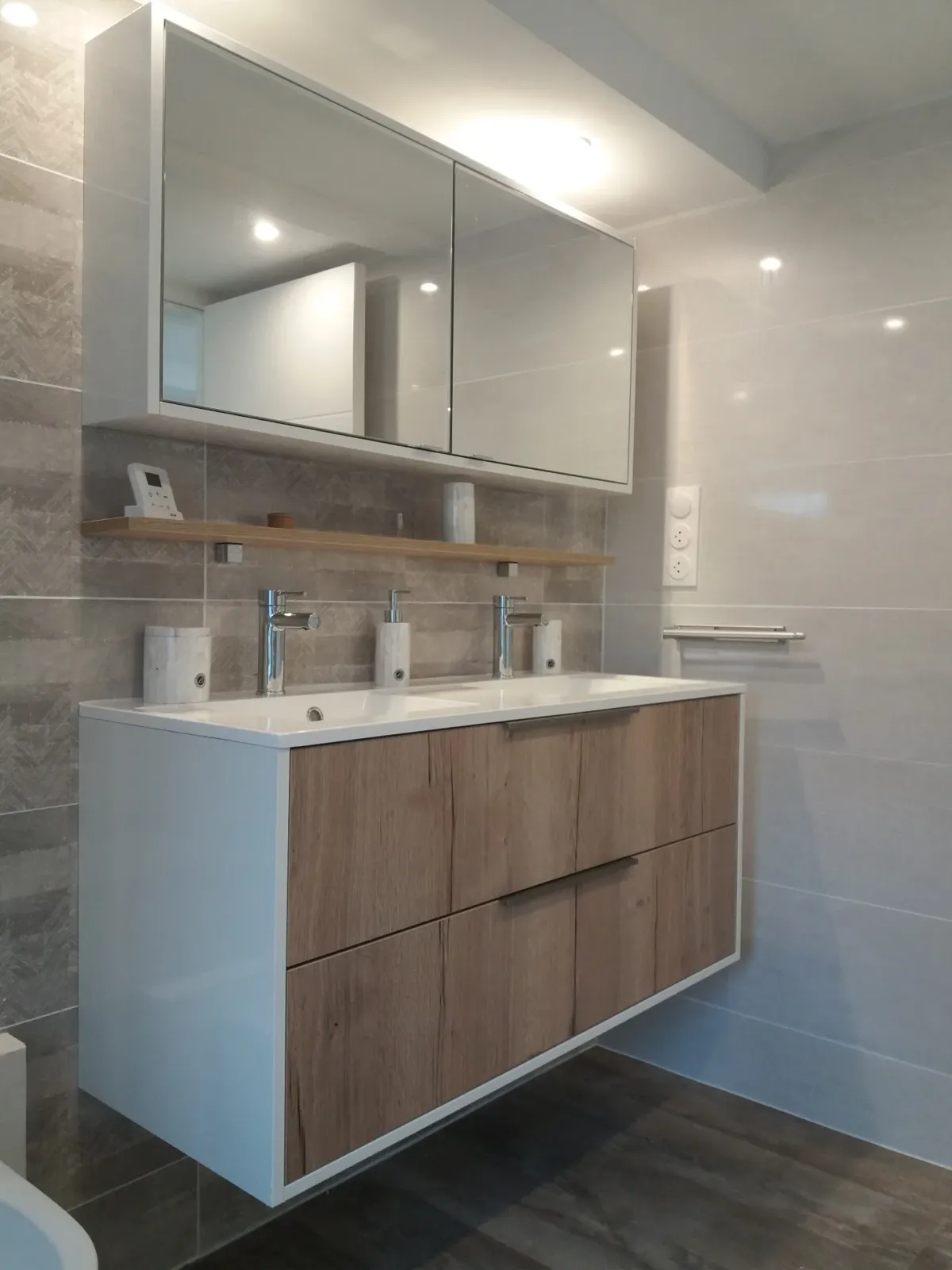 Salle d'eau grande douche. à Plomodiern (2019), après travaux
