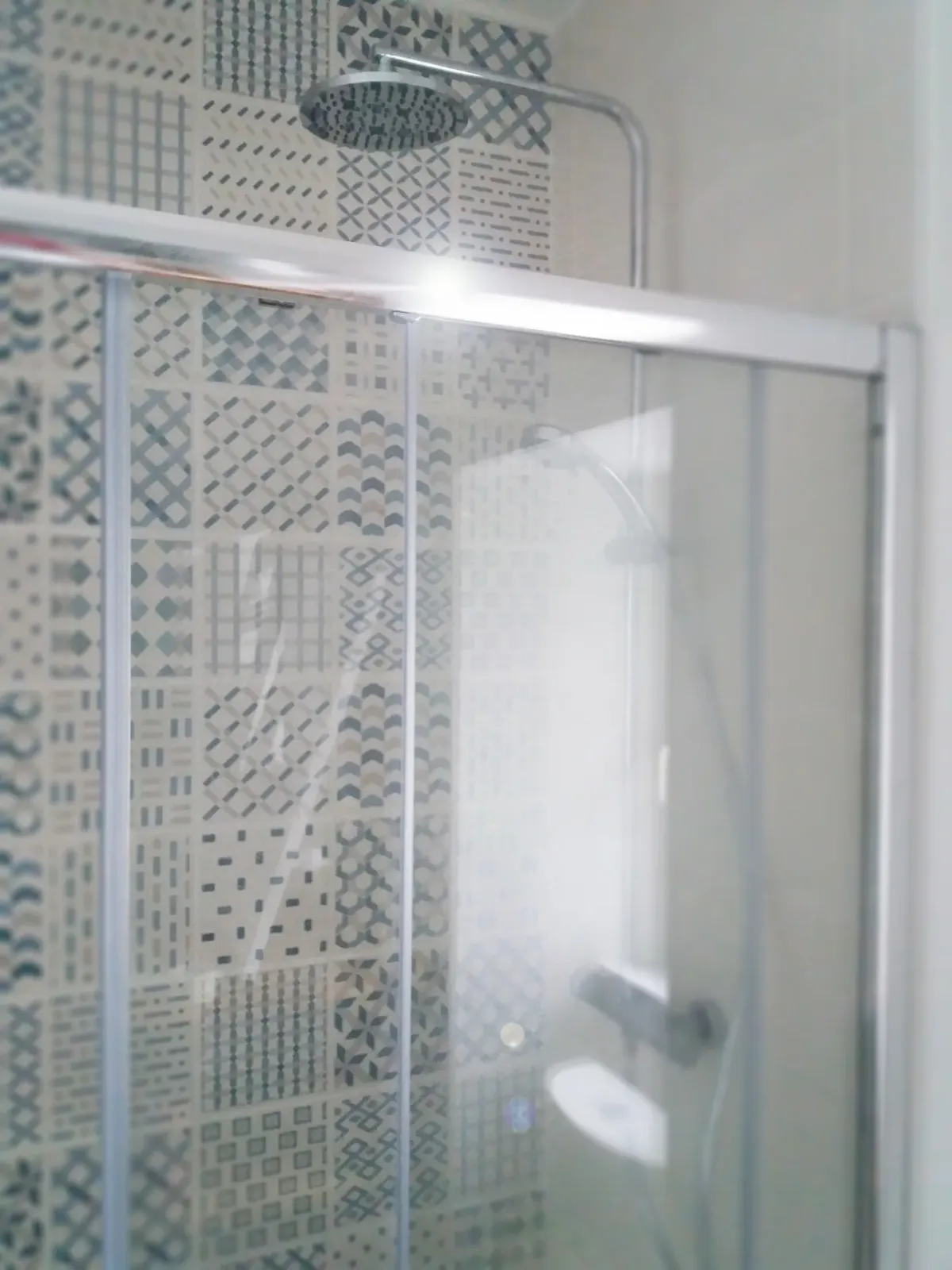 Mini salle d'eau. à Beg Meil (2018), après travaux