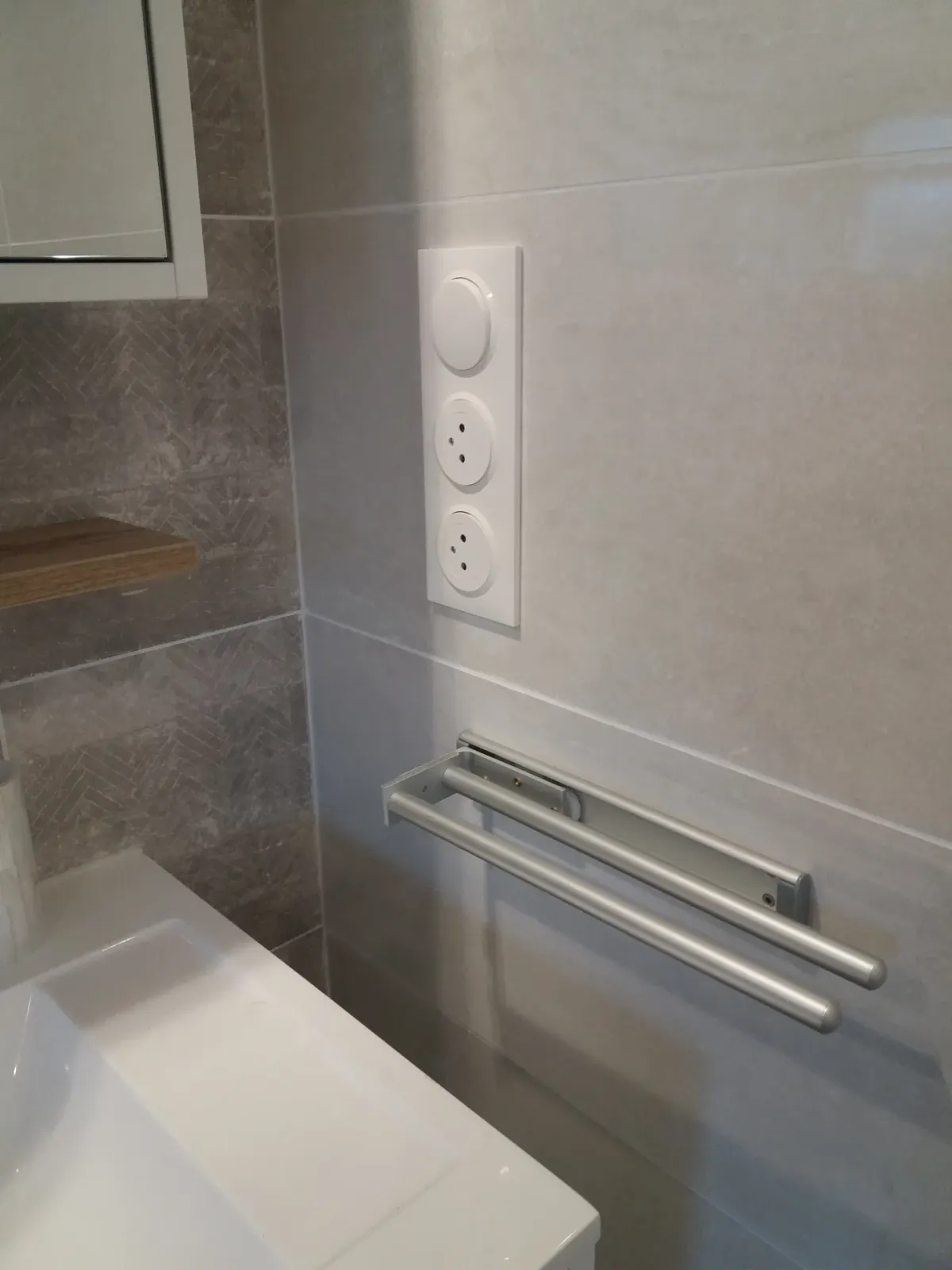 Salle d'eau grande douche. à Plomodiern (2019), après travaux