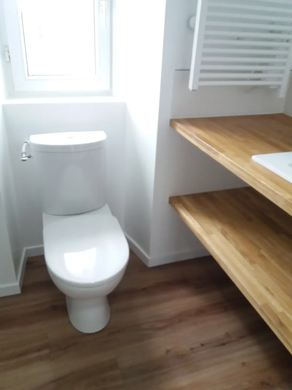 Mini salle d'eau. à Beg Meil (2018), après travaux