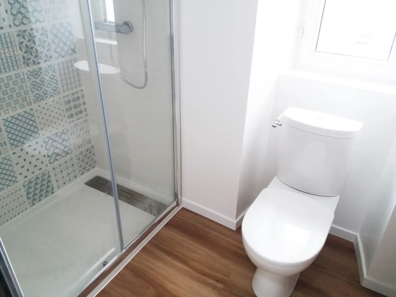 Mini salle d'eau. à Beg Meil (2018), après travaux