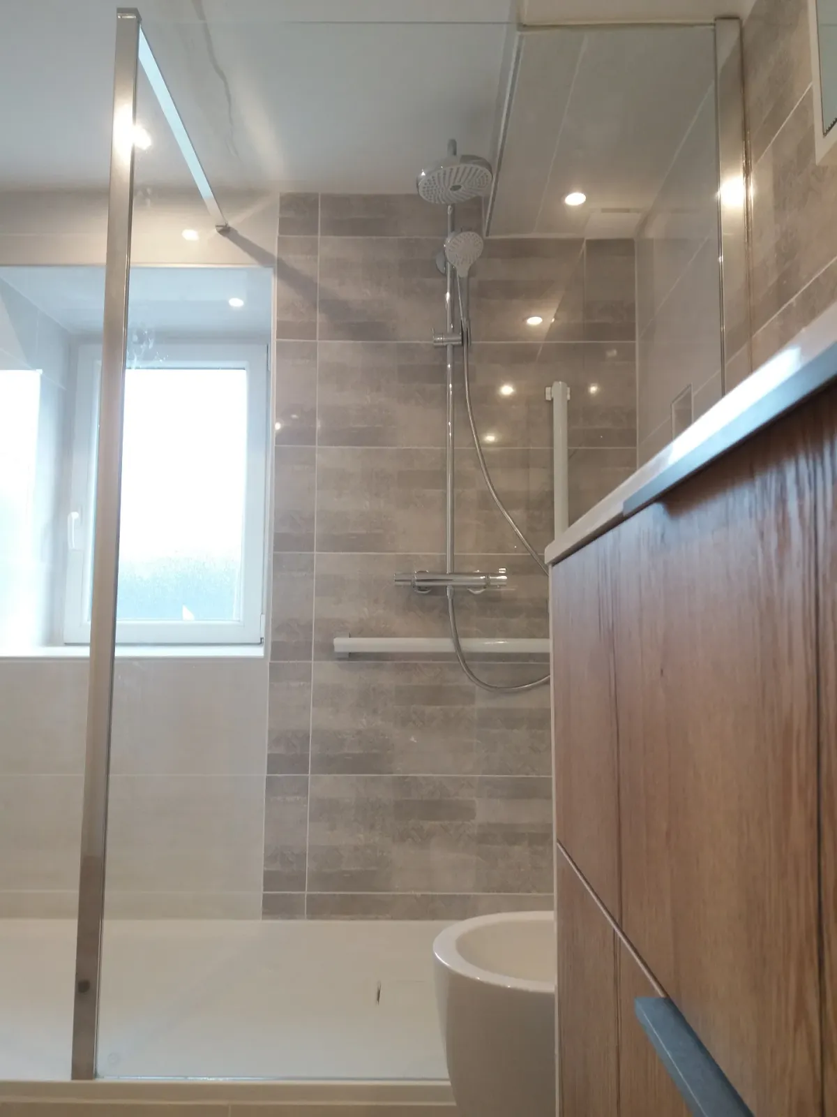 Salle d'eau grande douche. à Plomodiern (2019), après travaux